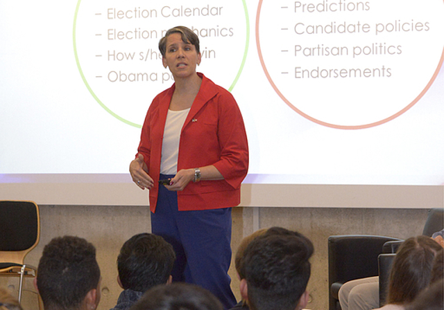 Gewinnender Auftritt: Suzan LeVin erläuterte den Schülern den US-Wahlkampf.  Foto: AZ medien/Nicole Nars-Zimmer