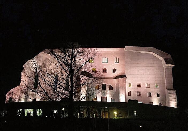 Besondere Stimmung: Das Goetheanum wurde im Rahmen der Gedenkfeier beleuchtet. Foto: Esther Gerster