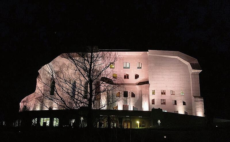 Besondere Stimmung: Das Goetheanum wurde im Rahmen der Gedenkfeier beleuchtet. Foto: Esther Gerster