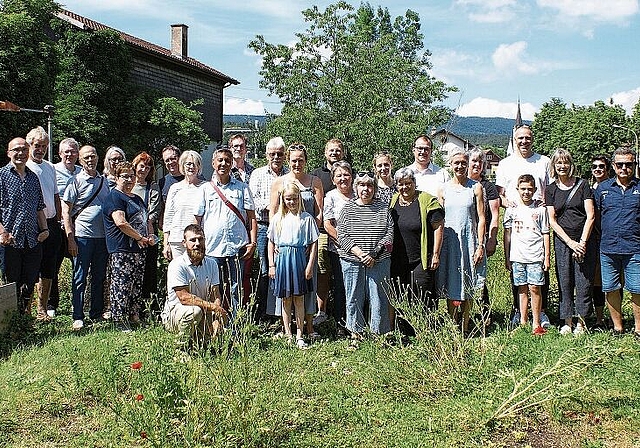 Trafen sich zur Segnung: Freunde und Vereinsmitglieder des Laufehuus. Foto: Jürg Jeanloz