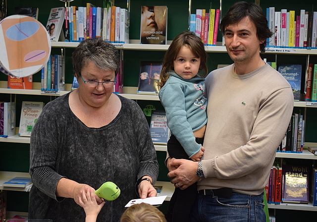 Buchstart: Auch Marco Ivankovic mit Tochter Enia tauchten in die Welt des Bilderbuches und der Fingerverse ein – vorgetragen von Leseanimatorin Susi Fux.  Foto: Bea Asper