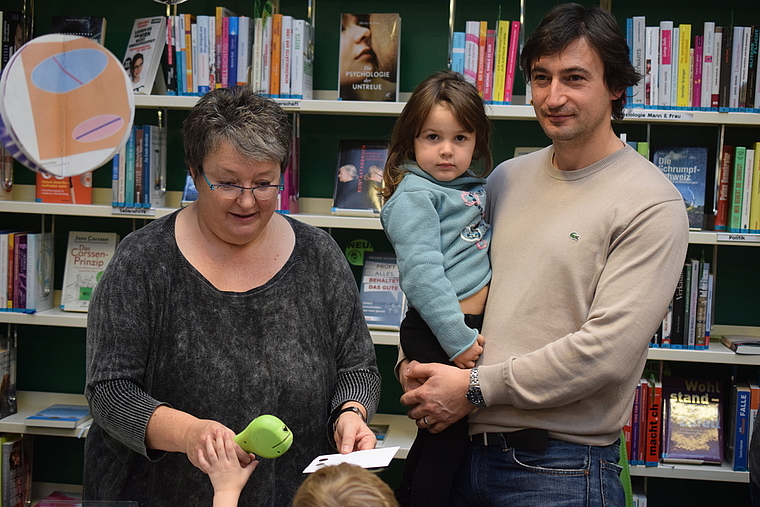 Buchstart: Auch Marco Ivankovic mit Tochter Enia tauchten in die Welt des Bilderbuches und der Fingerverse ein – vorgetragen von Leseanimatorin Susi Fux.  Foto: Bea Asper