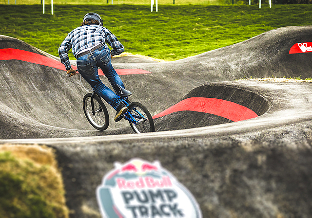 «Eine der besten Anlagen»: Der Pumptrack in Gempen zieht am Wochenende die Profis an.  Foto: ZVG