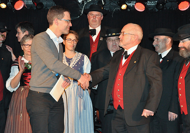 Herausragendes Engagement: Gemeindepräsident Markus Eigenmann (l.) würdigt das rund fünfzigjährige Wirken Ernst Binggelis im Jodlerclub Arlesheim.  Foto: Isabelle Hitz