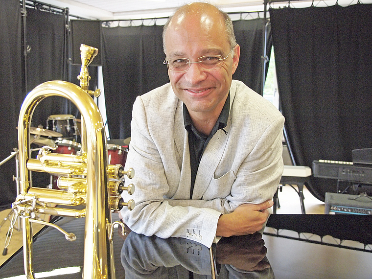 Von Kopf bis Fuss auf Musik eingestellt: Andreas Kirschner im Musiksaal des Schützenmattschulhauses.  Foto: Tobias Gfeller