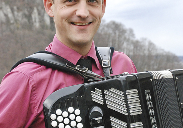 Neue Aufgabe: Simon Zeier, der neue Präsident des Akkordeon Orchesters Aesch, mit seinem Instrument.  Foto: Thomas Brunnschweiler