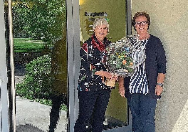 Festlicher Blumenstrauss: Marie-Therese Müller (l.) und Ingrid Pfeiffer feiern die Amtsübergabe zu zweit – auf die Masken wurde nur für das Foto verzichtet. Foto: Caspar Reimer