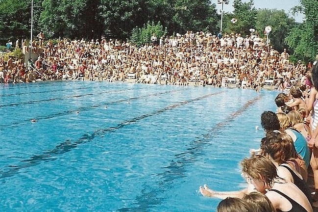 Aus früheren Zeiten: Der Spass-im-Nass-Tag 1993 zog viele Zuschauende an. Foto: zvg