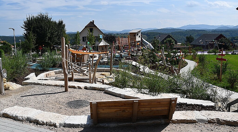 <em>Gemeinsam erschaffen: </em>Dank Engagement von Einwohnern und Schülern ist der prächtige Spielplatz entstanden.Foto: Bea Asper