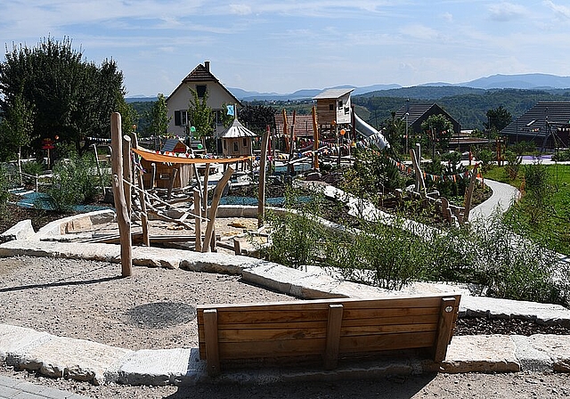 <em>Gemeinsam erschaffen: </em>Dank Engagement von Einwohnern und Schülern ist der prächtige Spielplatz entstanden.Foto: Bea Asper