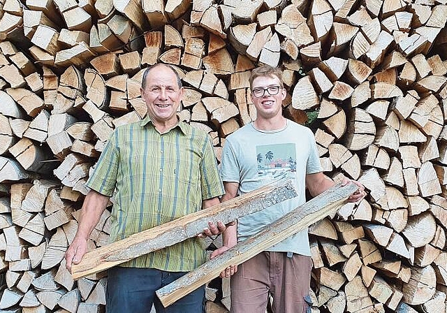 Beliefern nur noch Stammkunden: Fridolin Saladin (l.), Holzhändler und Betreiber des Hofes «Obere Tüfleten», mit seinem Mitarbeiter Yannick Vincent. Foto: Fabia Maieroni