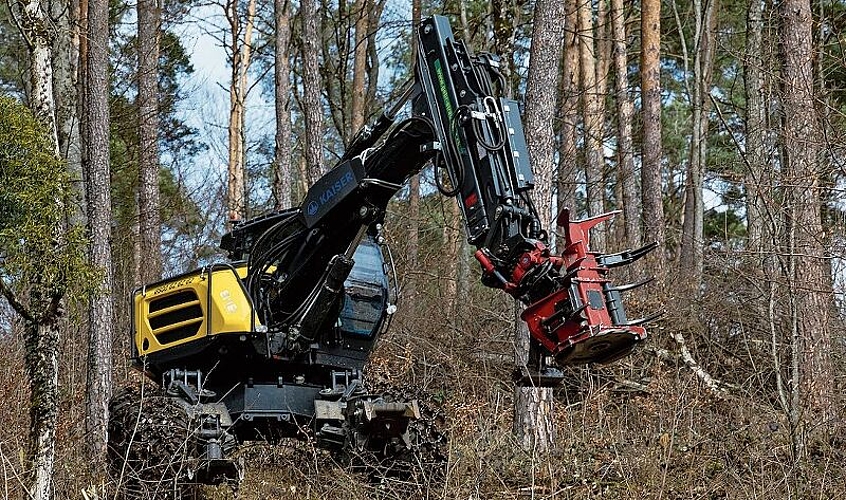 Die Rodungsmaschine: Der «Schreitharvester» – so der Name der Maschine – mit Greifzange und Kreissäge schafft fast jedes Gelände.
