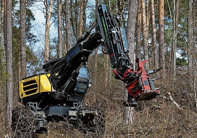 Die Rodungsmaschine: Der «Schreitharvester» – so der Name der Maschine – mit Greifzange und Kreissäge schafft fast jedes Gelände.
