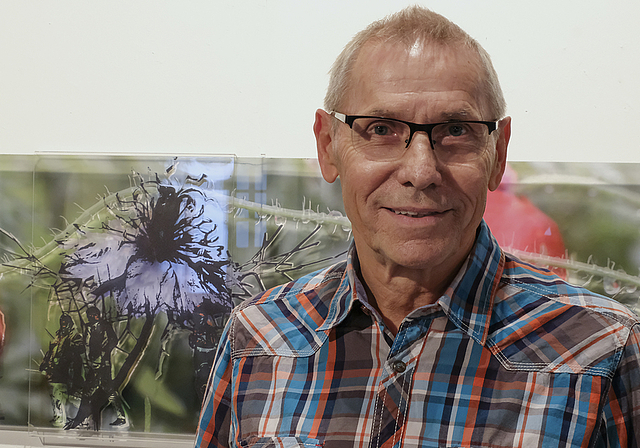 Vielschichtige Technik: Martin Staub vor seinem Werk «seltsame blüte» (180 x 40 cm, 2017).  Foto: Thomas Brunnschweiler