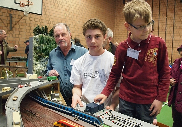 Faszination Modelleisenbahn: Vereinspräsident Marcel Häring (l.) und Gabriel Eckl (Mitte) zeigen Gästen ihre Anlage.  Foto: Tobias Gfeller