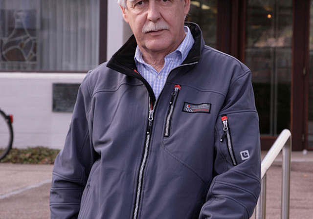 Kann schwarze Zahlen vermelden: Stiftungsrat Bruno Theiler vor dem Alterszentrum.  Foto: Lukas Hausendorf