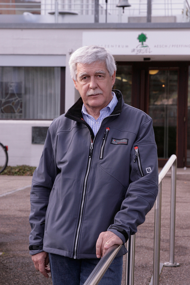 Kann schwarze Zahlen vermelden: Stiftungsrat Bruno Theiler vor dem Alterszentrum.  Foto: Lukas Hausendorf