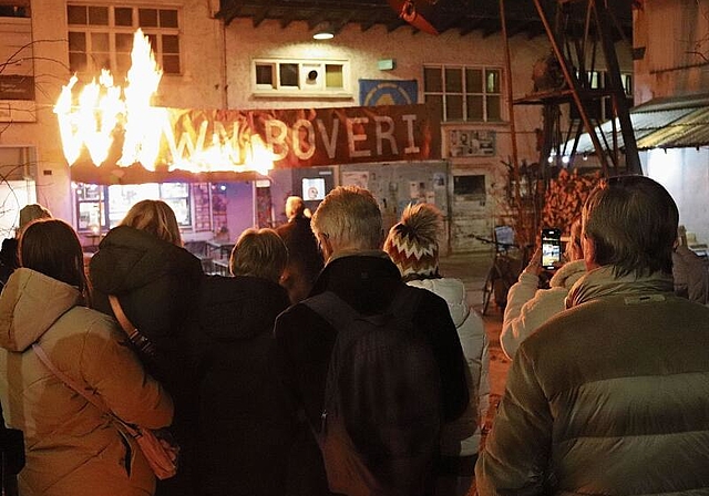 Höhepunkt des Abends: Nach dem Anzünden eines Brown-Boveri-Banners erscheint ...
