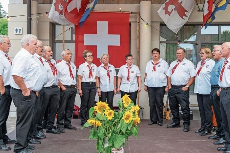 «Wie eine Familie»: Neben dem Gesang sei auch der soziale Aspekt von grosser Bedeutung, sagt die Dirigentin Isabelle Marquis. Fotos: zvg