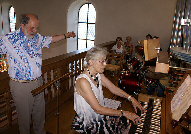 Mit grossem Einsatz: Dirigent Edi Niederberger und seine Frau Yvonne an der Orgel.   Foto: Jürg Jeanloz