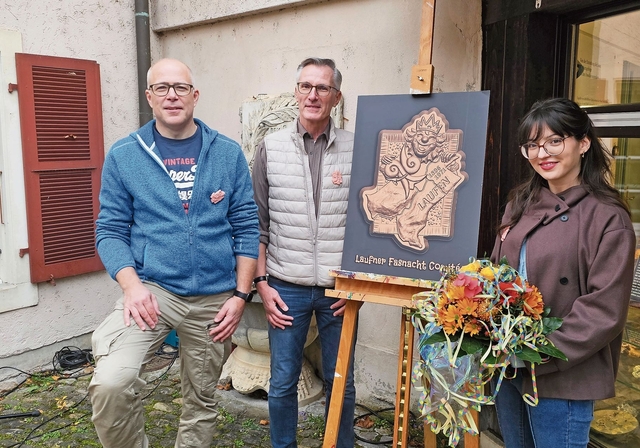 Ein feierlicher Anlass: Die Plakettenkünstlerin Alessia Pinsone aus Laufen, ausserdem Beat Nussbaumer und Thomas Thommen vom Laufner Fasnachts Comité. Fotos: Melanie Brêchet