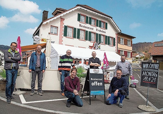 Besuch beim Frohsinnwirt: Roger Henz (3.v.r.) umgeben von der Gruppe Wirtschaft des Forum Schwarzbubenland, mit Leiter Mark Winkler (3.v.l.) und Wirtschaftsförderer Thomas Boillat (Mitte). Foto: Martin Staub