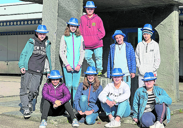 Wurden zu Wochenblatt-Fans: Junge Journalisten füllten im Rahmen der Jugendwoche eine Zeitungsseite. Foto: Marianne Vetter