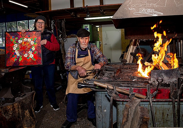 <em>Pausenlos aktiv:</em> Pia mit Mandala und Albert Brodmann an der Esse. Foto: Martin Staub