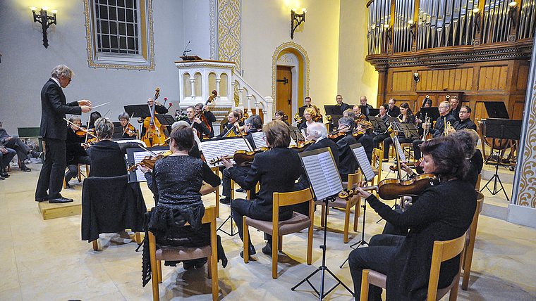 Kompakter Klangkörper: Das Orchester Arlesheim unter der Leitung von Markus Teutschbein.  Foto: Isabelle Hitz