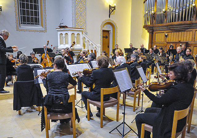 Kompakter Klangkörper: Das Orchester Arlesheim unter der Leitung von Markus Teutschbein.  Foto: Isabelle Hitz