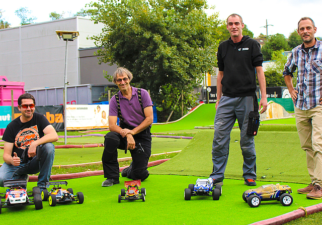 Zeigen dem Wochenblatt, was ihre Autos können (v. l.): Giuliano Resta, Heinz Büchler, Pascal Dörig und Patrick Bloch.  Foto: Axel Mannigel