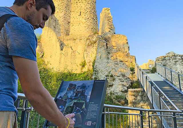 Das Smartphone macht’s möglich: Den Zugang zu den Geschichten erhält man via QR-Code.  Foto: ZVG / Archäologie Baselland