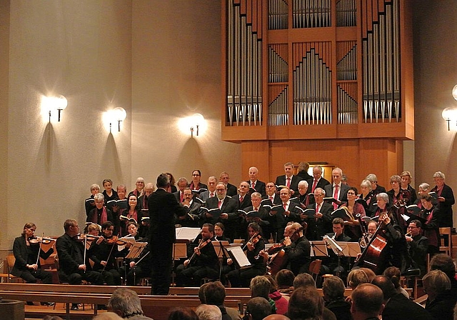 Lob, Anerkennung und Dank: Der Cäcilienchor erntete die Früchte seiner Arbeit in Form eines gelungenen Konzerts.  Foto: Bea Asper