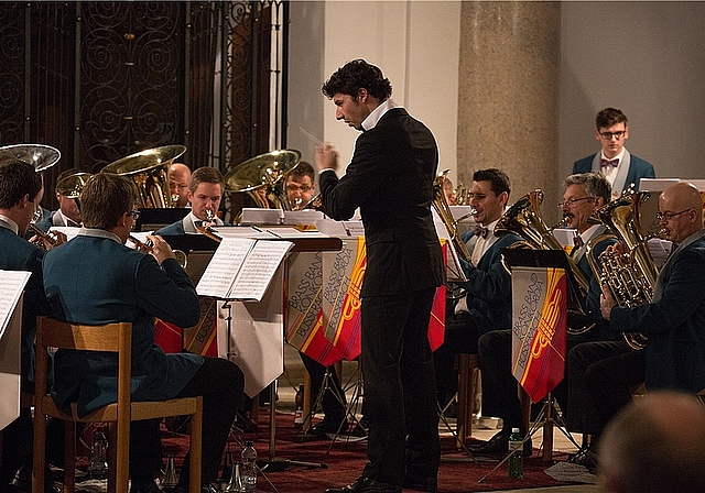 Klare Zeichen: Dirigent Tristan Uth hat die Brass Band Konkordia Büsserach im Griff. Fotos: Martin Staub 
