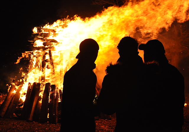 Eindrückliches Schauspiel: Dank heftigen Windböen loderte das Fasnachtsfeuer innert kürzester Zeit.  Foto: Isabelle Hitz