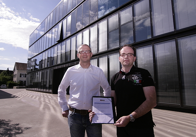 Petition lanciert. Patrick Scarpelli (l.) und Michael Baumberger wollen die Streichung italienischer Kanäle aus dem Grundangebot der Quickline nicht einfach hinnehmen.  Foto: Lukas Hausendorf