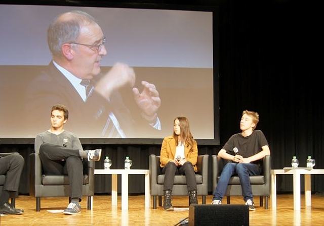 Nicht einer Meinung: Schülerinnen und Schüler des Gymnasiums Münchenstein konfrontierten Bundesrat Guy Parmelin mit kritischen Fragen.  Foto: ZVG/Paul Wichert