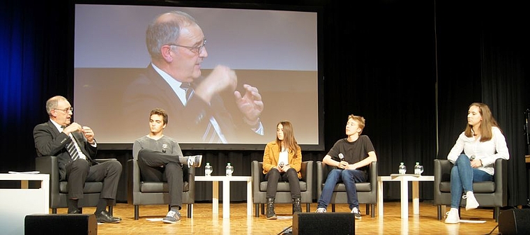 Nicht einer Meinung: Schülerinnen und Schüler des Gymnasiums Münchenstein konfrontierten Bundesrat Guy Parmelin mit kritischen Fragen.  Foto: ZVG/Paul Wichert