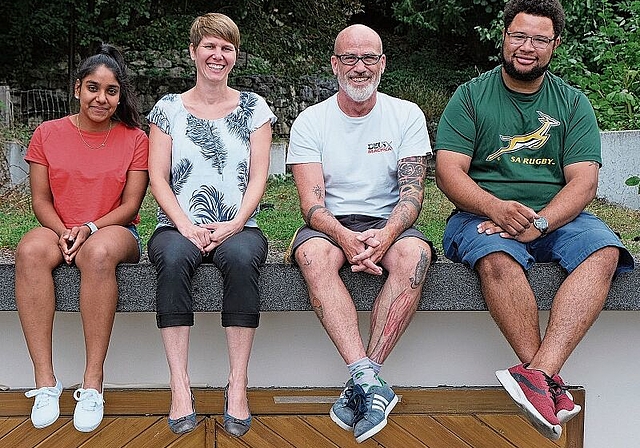 Sind für die Jugendlichen da (v.l.): Azubi Babli Müller, Co-Leiterin Tanja Kettner, Co-Leiter Cyril Rindlisbacher und Altair Koechlin, hier im Sommer 2020. Bild: ZVG