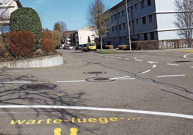 Kreuzung Binningerstrasse und Mehlackerstrasse: Die neuen, aufgemalten «Füsschen» sollen Schulkindern beim Überqueren der Strasse helfen. Foto: Tobias Gfeller