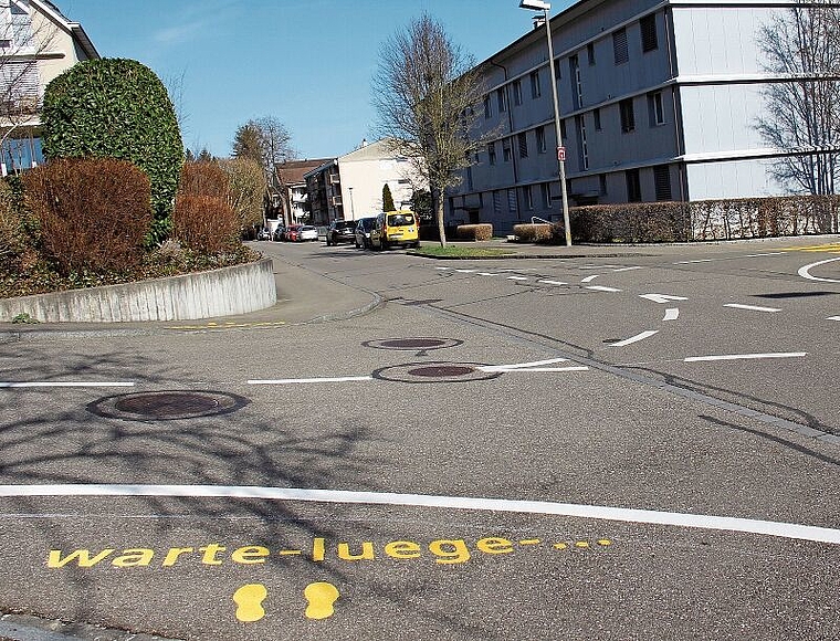 Kreuzung Binningerstrasse und Mehlackerstrasse: Die neuen, aufgemalten «Füsschen» sollen Schulkindern beim Überqueren der Strasse helfen. Foto: Tobias Gfeller