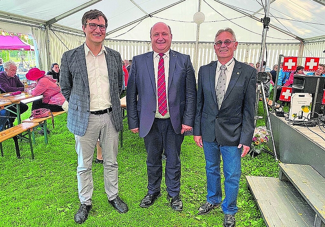 Feierten im Dornacher Festzelt (v. l.): Gemeindepräsident Daniel Urech (FWD), Regierungsrat Peter Hodel (FDP) – beide frisch in ihrem Amt – und Statthalter Daniel Müller (FDP).
