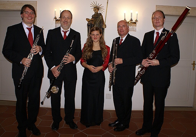 Bach-Künstler im Kloster: (v.l.) Albrecht Pinquart, Hendrik Schnöke, Sopranistin Anja Elz, Andreas Knoop und Roland Schulenburg. Foto: Jürg Jeanloz