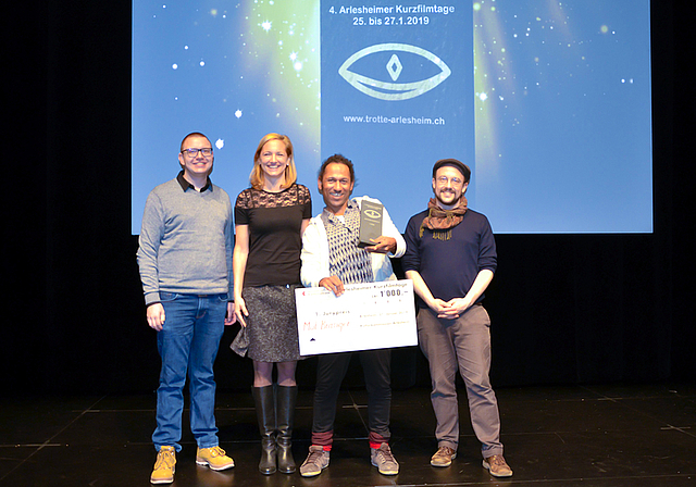 Gewinner der 4. Arlesheimer Kurzfilmtage: Regisseur Mat Branger inmitten der Festivaljury mit David Borter (l.), Esther Keller und Raphael Zürcher.  Foto: Thomas Kramer