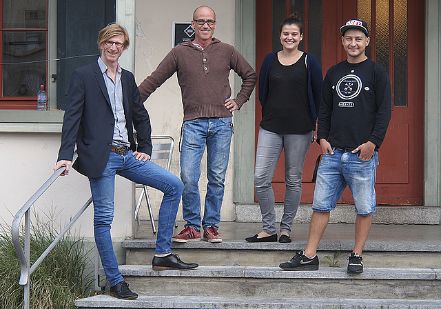 Vor dem Jugend- und Kulturhaus «Trämli»: Philippe Anex (Gemeinde, links), daneben die beiden Co-Leiter der Jugendarbeit, Cyrill Rindlisbacher und Bastian Seelhofer (rechts), dazwischen Praktikantin Nicole Golaz.  Foto: Tobias Gfeller