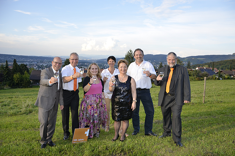 Parteivorstand mit Gemeinderat in Festlaune (v.  l.): Urs Küng-Fleig, Ralph Schwegler, Géraldine Häring, Christine Masek-Huber, Heidi Häring-Franz (Präsidentin), Markus Lenherr (Gemeinderat) und Christian Helfenstein.  Foto: Thomas Kramer