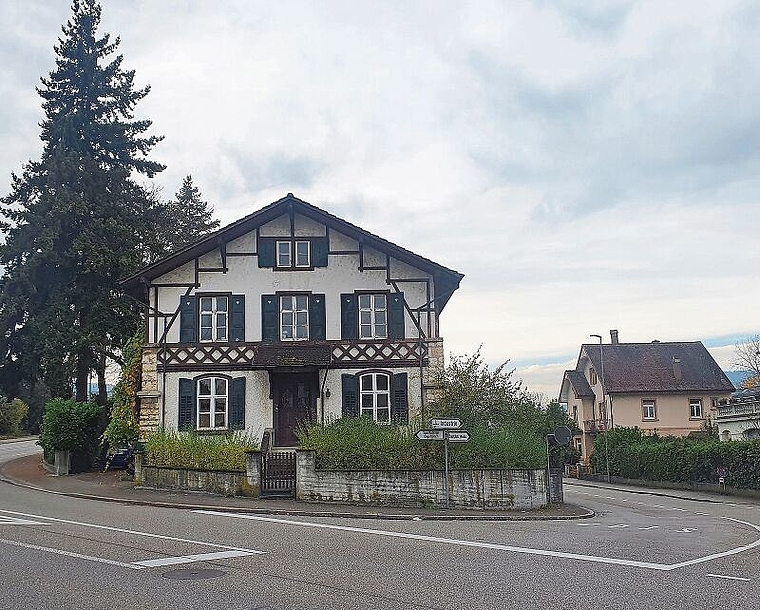 Gewinnbringend: Das Erzer-Haus sowie das gegenüberliegende Grundstück am Rand des Bruggwegs könnte bald in Gemeindebesitz übergehen. Foto: Fabia Maieroni