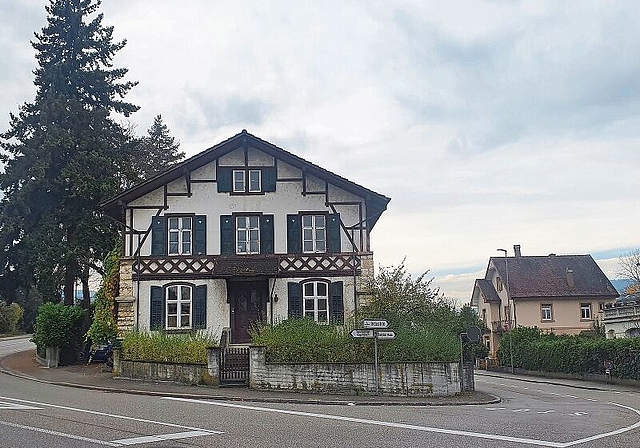 Gewinnbringend: Das Erzer-Haus sowie das gegenüberliegende Grundstück am Rand des Bruggwegs könnte bald in Gemeindebesitz übergehen. Foto: Fabia Maieroni