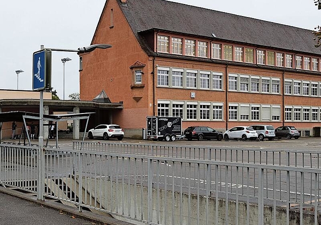 Genauer Standort des Provisoriums noch unklar: In Frage kommen drei Möglichkeiten auf dem Areal Neumattschulhaus. Voraussichtlich wird das Provisorium am Standort an der Ettingerstrasse (hier im Bild) umgesetzt. Foto: Benedikt Kaiser