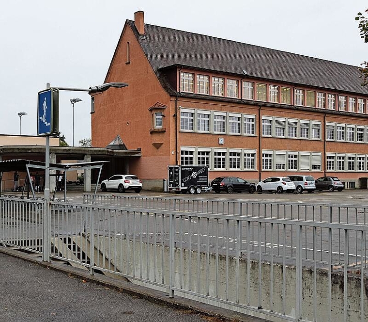 Genauer Standort des Provisoriums noch unklar: In Frage kommen drei Möglichkeiten auf dem Areal Neumattschulhaus. Voraussichtlich wird das Provisorium am Standort an der Ettingerstrasse (hier im Bild) umgesetzt. Foto: Benedikt Kaiser